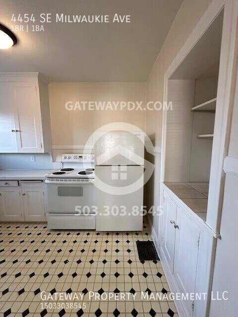 Building Photo - 4454 SE Milwaukie Ave