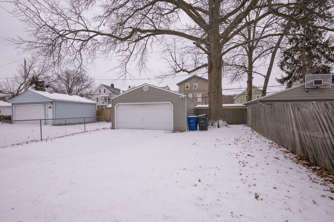 Building Photo - 3 BED 1 BATH SINGLE FAMILY HOME IN BEAUTIFUL LAKEWOOD!