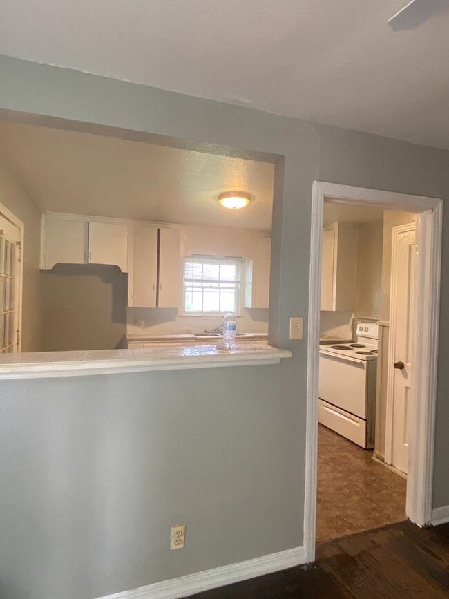 Building Photo - 2 bedroom One Bath Home For Rent