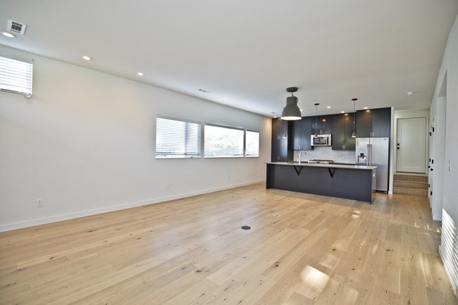 Building Photo - 716 W Stone St