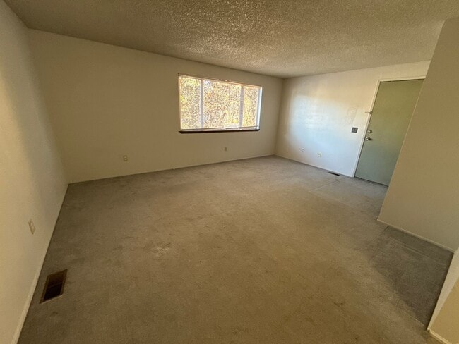 Building Photo - cente