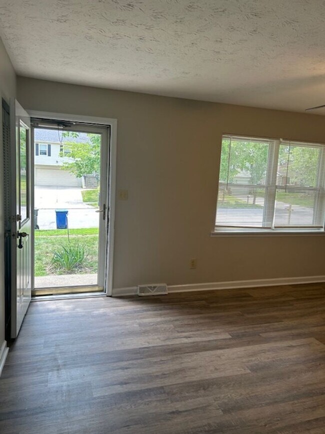 Building Photo - 6 or 18 MONTH LEASE AVAILABLE