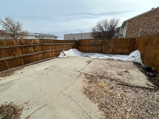 Building Photo - 3 Bed 1.5 Bath Townhome In Excellent Neighborhood