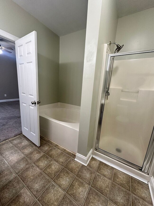 Building Photo - Available now! Lake-area living, 2 Bedroom Apartment