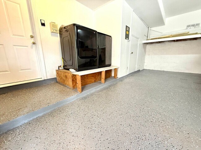 Building Photo - Cozy Renovated Townhome in Gardena!