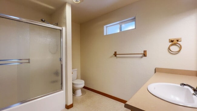 Building Photo - Comfortable 2-Bedroom Apartment in Desirable East Medford