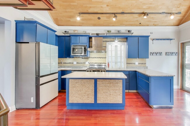 Building Photo - 1532 N Greenview Ave