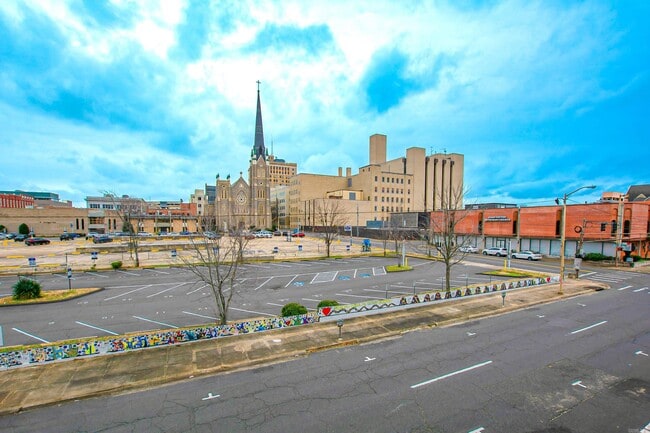 Building Photo - 612 Center St