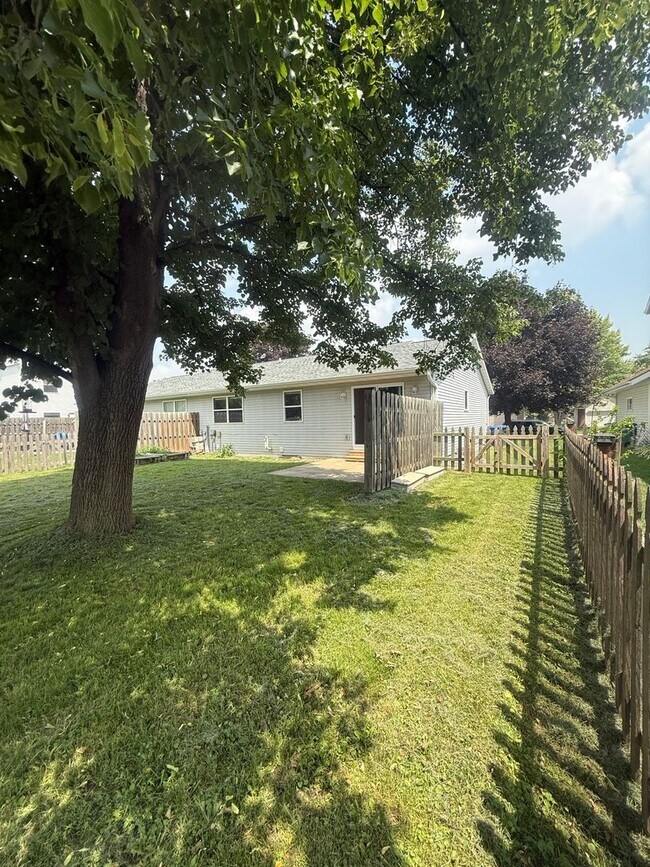 Building Photo - 600-602 Mollies Way