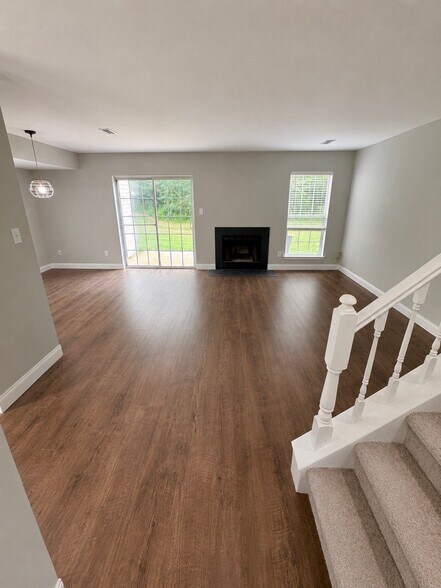 Building Photo - 73 Village Dr