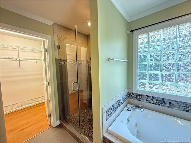 Building Photo - 995 Greenbriar Dr