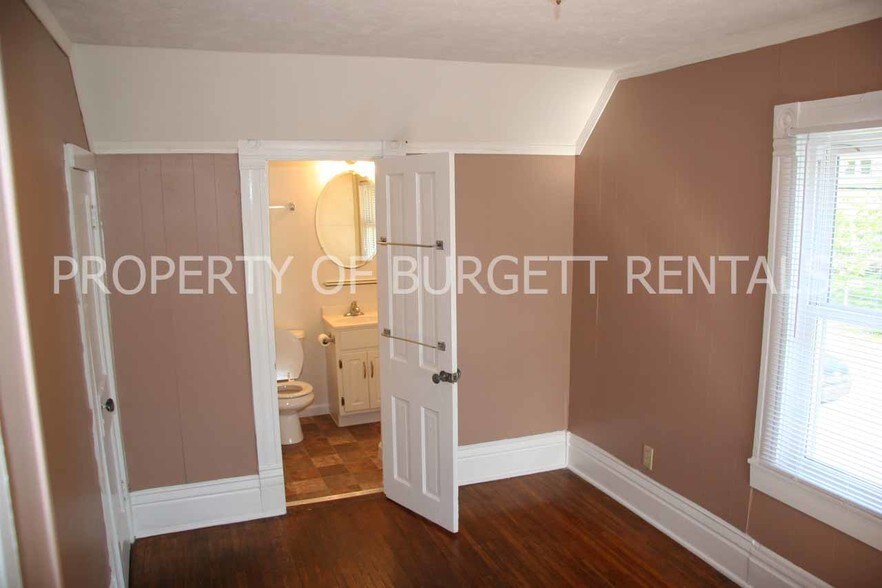 Building Photo - 491 Robinson St