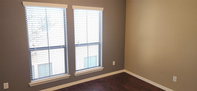 Building Photo - 11614 Royal Oaks Crossing