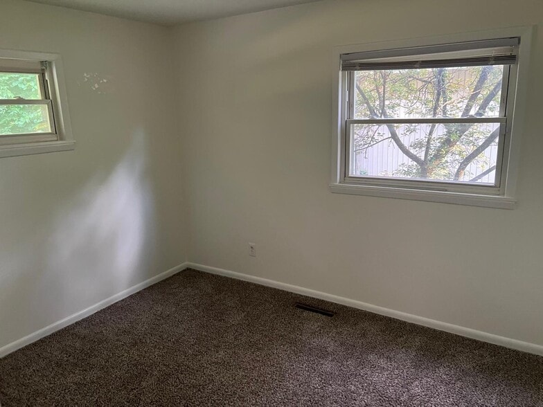 Building Photo - 1450 Blaine Dr