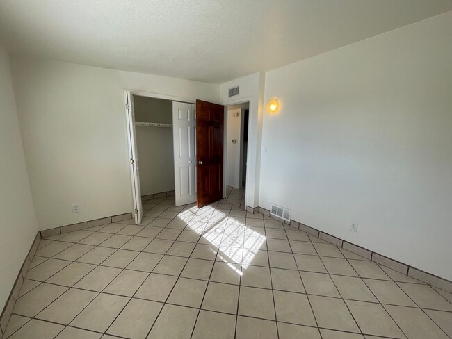 Building Photo - 2621 S Lands End Rd