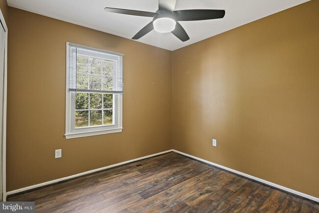 Building Photo - 18 Chantilly Ct