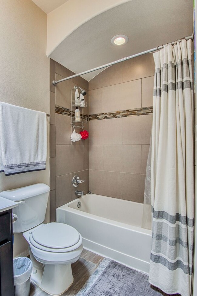 Building Photo - Beautiful Modern & Contemporary House 3 beds-2 baths in 79932