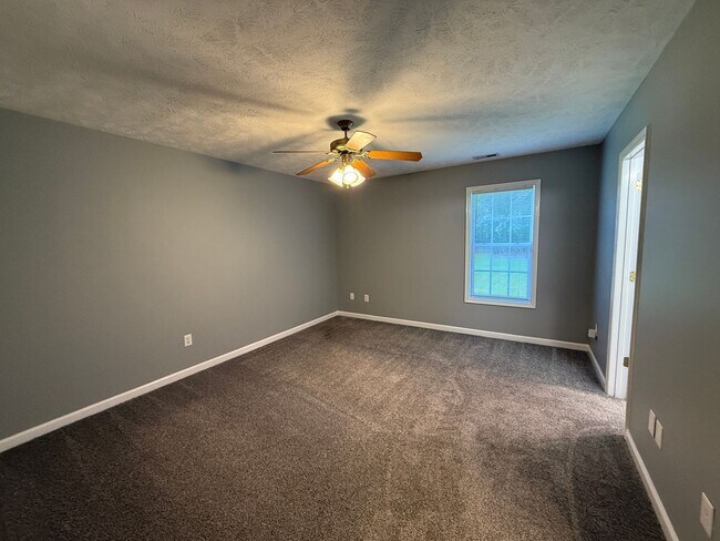 Building Photo - Beautiful 3 Bed Plus Bonus Room Raeford Home