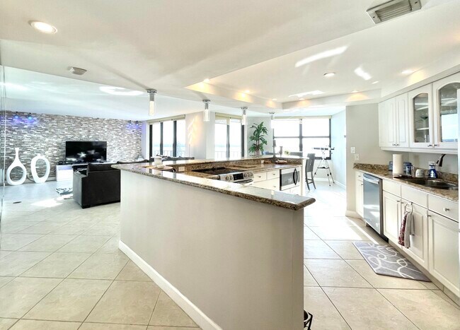 Building Photo - 5420 N Ocean Dr