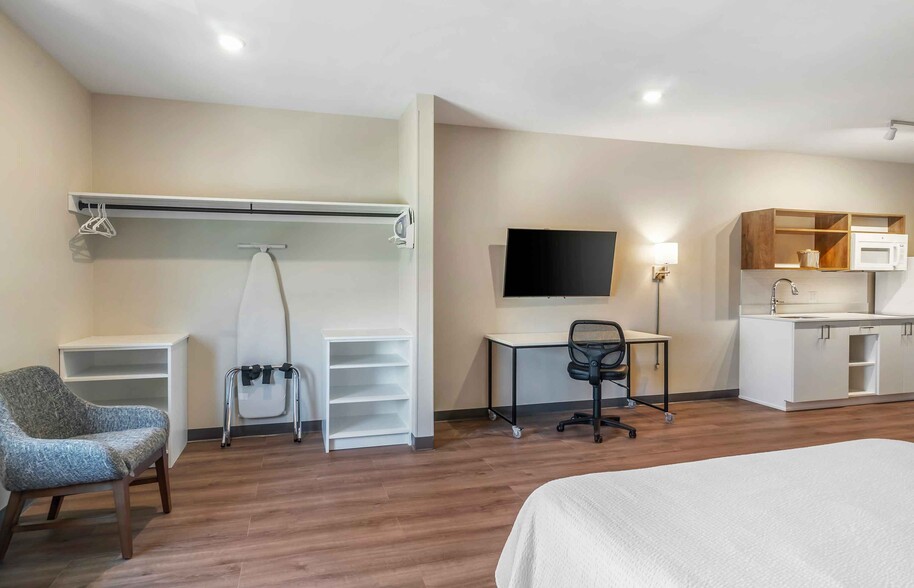 Building Photo - Furnished Studio-Fort Myers - Airport