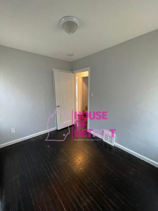 Building Photo - 2 BEDROOM | 1 BATH | FREE PRE SCREEN