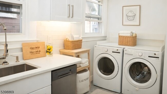 Building Photo - 65 Poe Ave