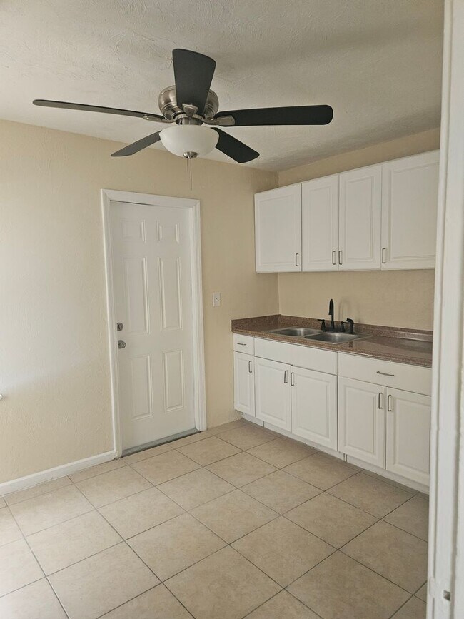 Building Photo - 2014 Blais Ave