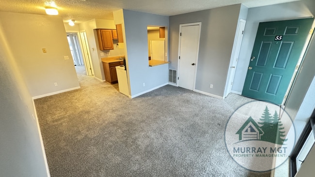 Building Photo - 2 Bedroom, 1 Bathroom Second Floor Apartment!