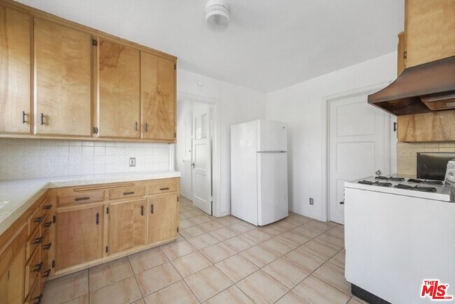 Building Photo - 2634 Lakewood Ave N