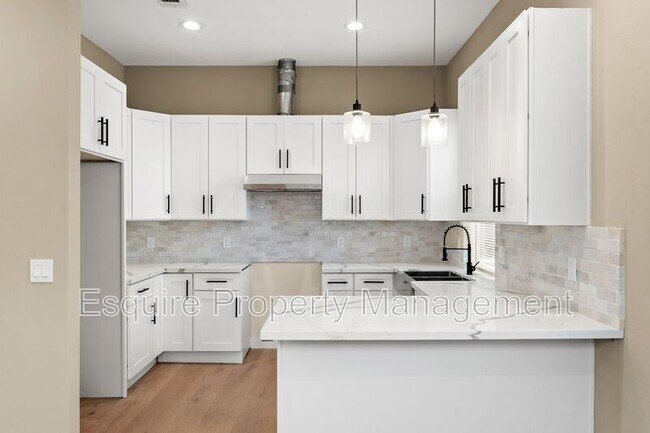 Building Photo - 547 Carty Dr