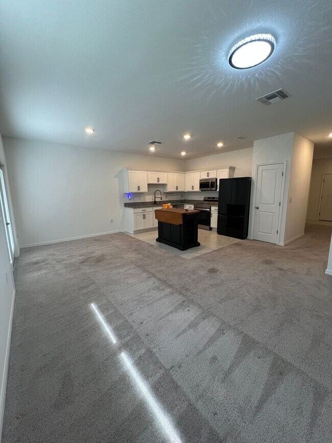 Building Photo - Modern 3-Bed Townhome w/ Garage in Desirable Davenport Community