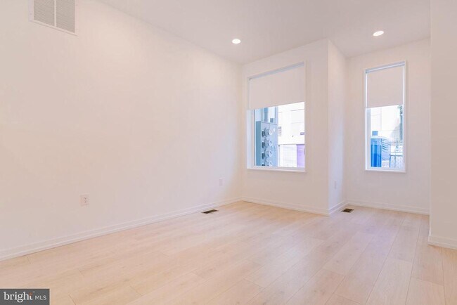 Building Photo - 1240 LeCount St