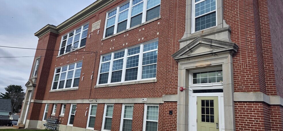 Building Photo - 65 5th Ave