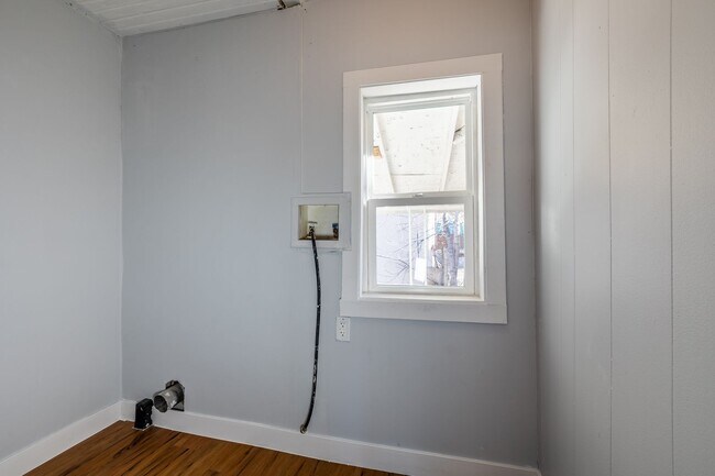 Building Photo - Adorable 1 Bed 1 Bath House with Detached Garage