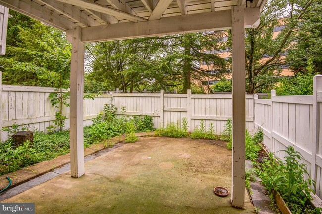 Building Photo - 12050 Edgemere Cir