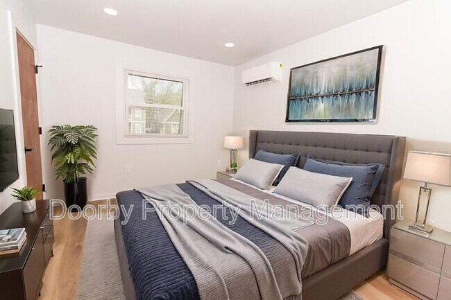 Building Photo - 1808 E 13th St