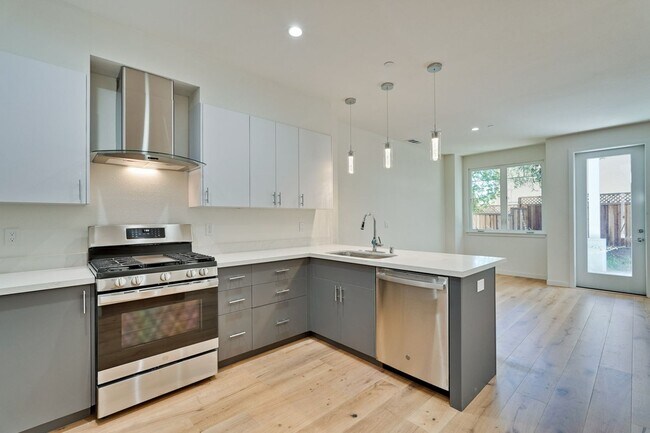 Building Photo - Brand New 2 Story, 3 Bed, 3 Bath Townhome ...