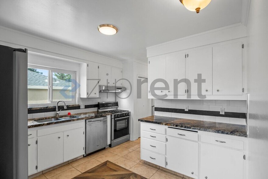 Building Photo - 22814 Kings Ct