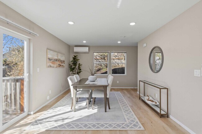 Building Photo - 3Bd/3Ba Seattle Home