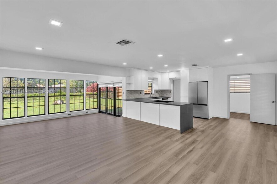 Building Photo - 418 S 57th Way