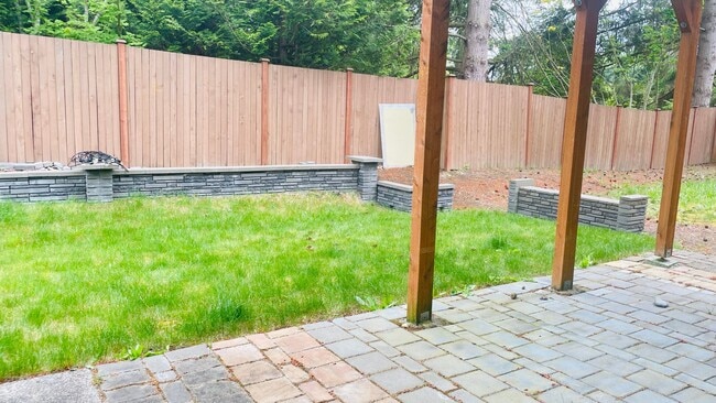 Building Photo - A Charming and Cozy 4 Bed 3.5 bath home in...