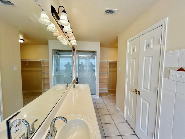 Building Photo - 18523 Spinney Ln