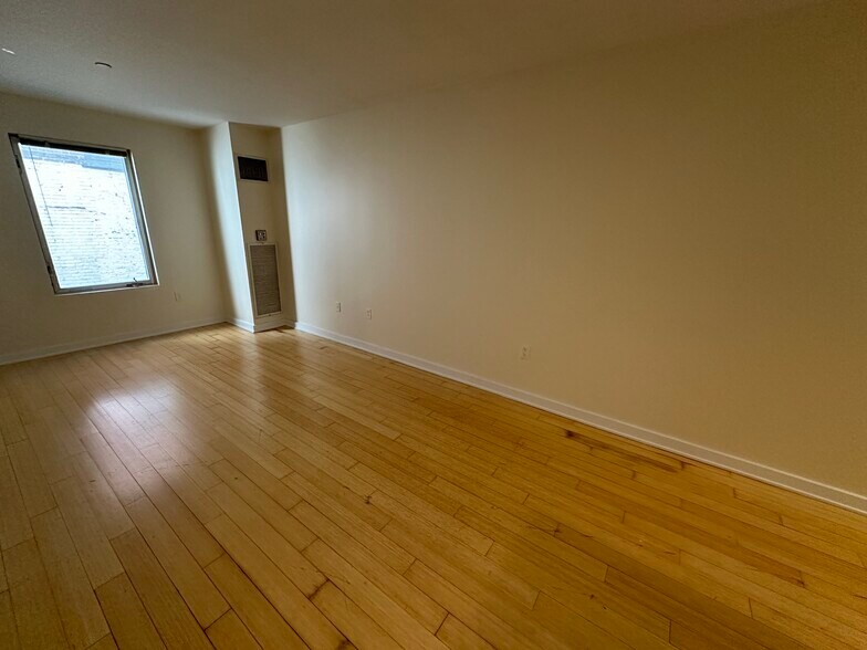 Building Photo - 5 Boylston Pl