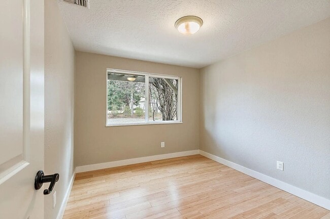 Building Photo - Beautiful home on large, landscaped flag lot - Available March