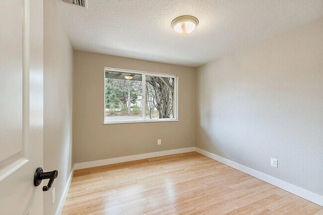 Building Photo - Beautiful home on large, landscaped flag lot - Available Now