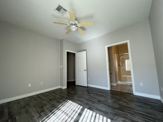 Building Photo - 2 Bedroom Summerlin Condo - Gated community