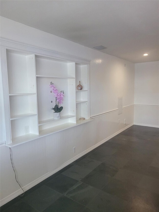 Building Photo - 815 Middle River Dr