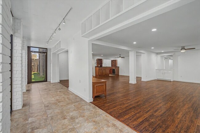 Building Photo - 7575 Katy Fwy