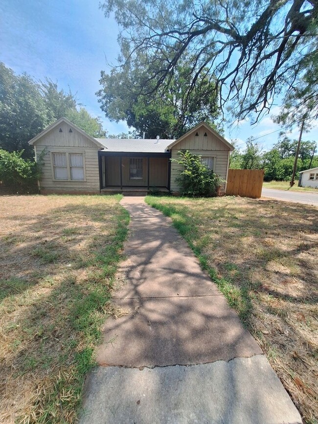 Building Photo - 3 bedroom, 1 bath