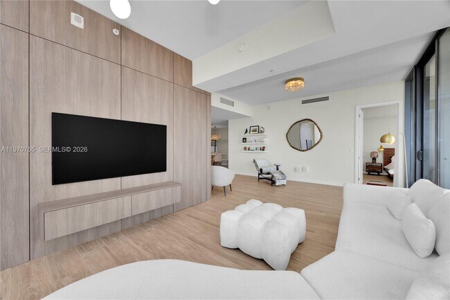 Building Photo - 2831 S Bayshore Dr